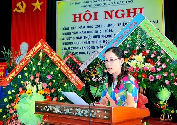 Bà Đặng Thị Ngọc Lý – Hiệu trưởng Trường Mầm Non 2/9, trình bày tham luận tại Hội nghị