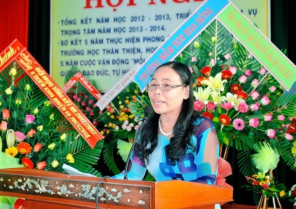 Bà Phạm Thị Tuyết – Phó Trưởng phòng GD&ĐT thành phố, Báo cáo sơ kết 5 năm thực hiện phong trào thi đua “Xây dựng trường học thân thiện, học sinh tích cực”.