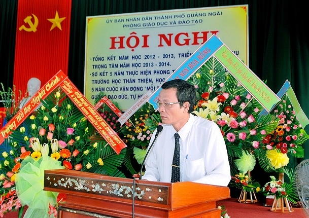 Ông Huỳnh Minh Lương – Hiệu trưởng Trường THCS Trần Hưng Đạo, trình bày tham luận tại Hội nghị
